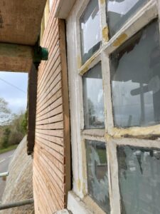 Horizontal laths with tidy ends, around the window